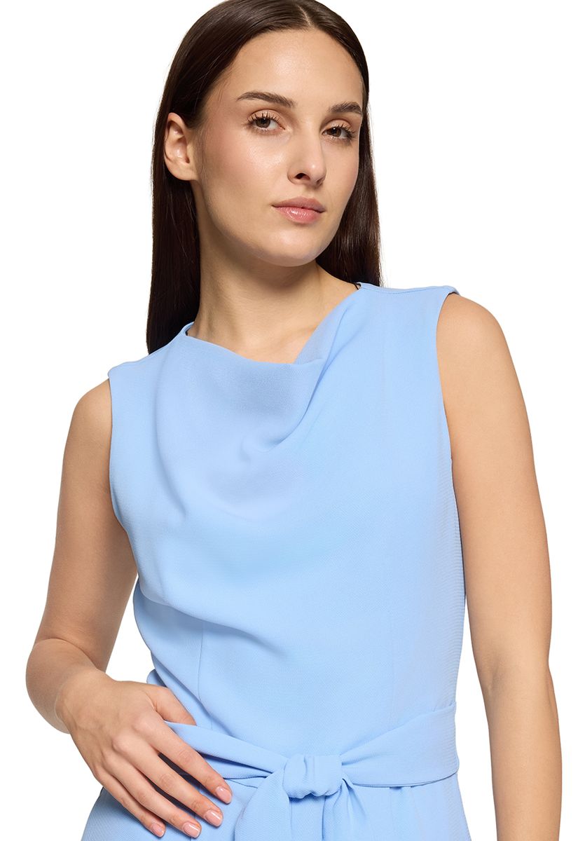 Eleganter ärmelloser Jumpsuit mit Bindegürtel
