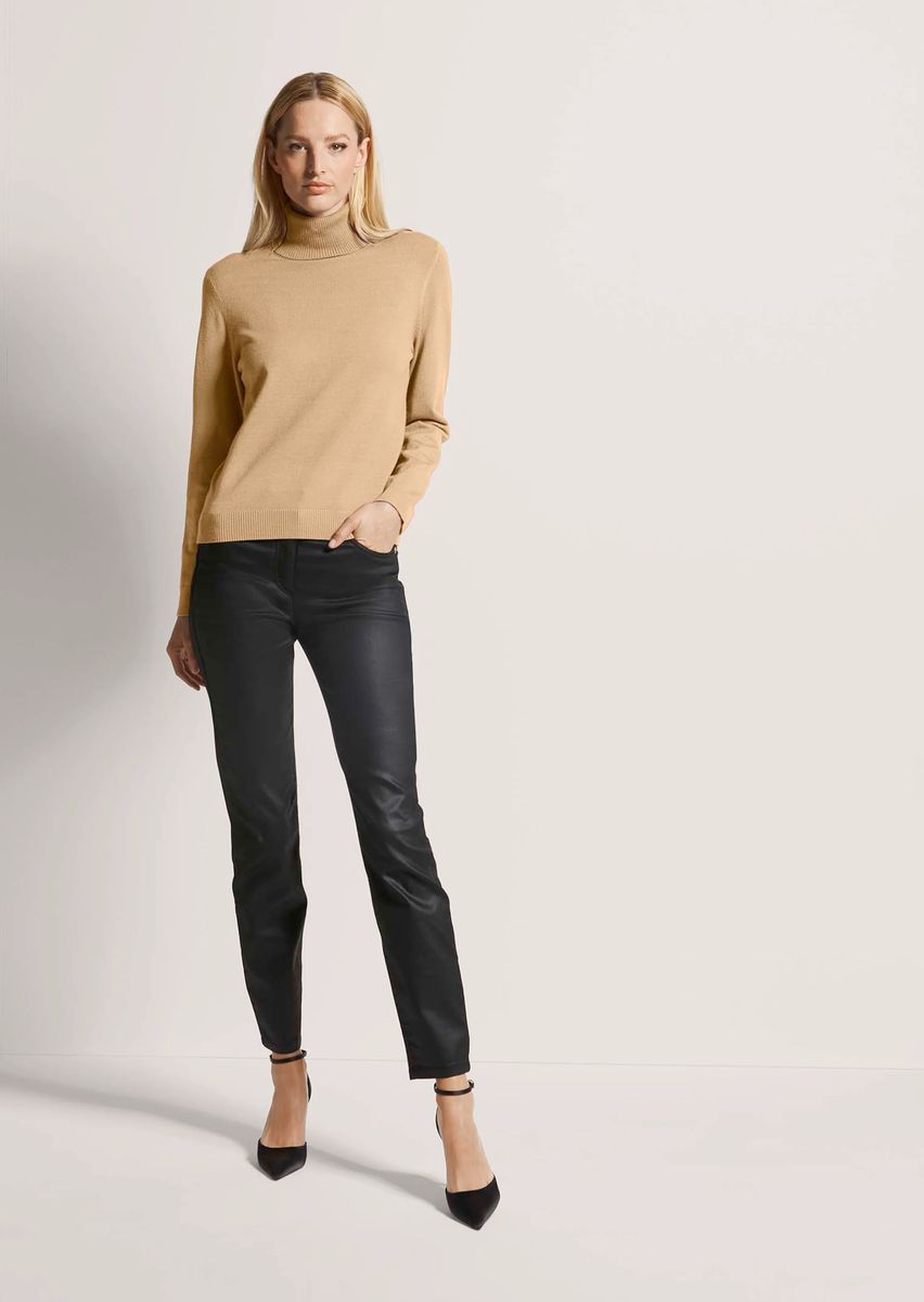 Figurnaher Rollkragenpullover aus Feinstrick