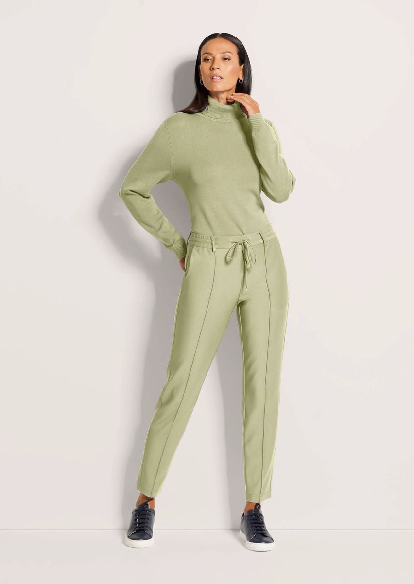 Schmal zulaufende Stretchhose mit Tunnelzug