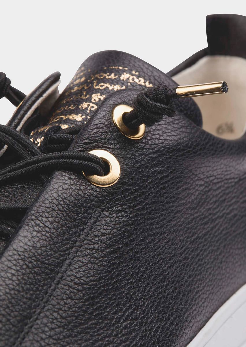 Strukturierte Leder-Sneaker mit Golddetails