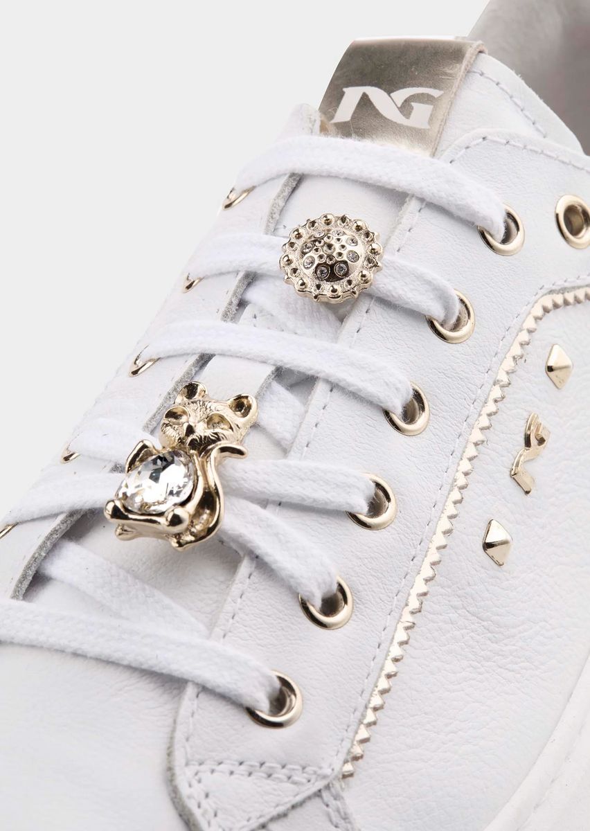 Weißer Ledersneaker mit Schmuckelementen