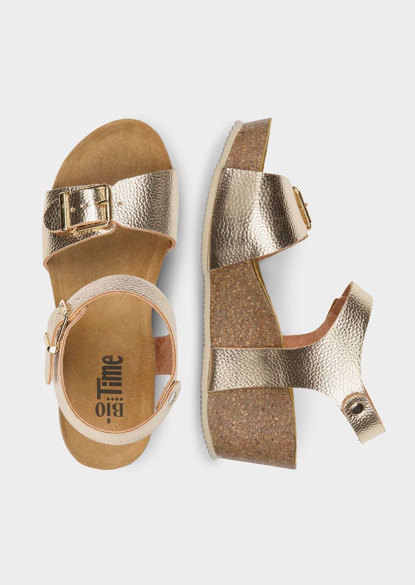 Metallic Keilsandaletten mit Schnallen