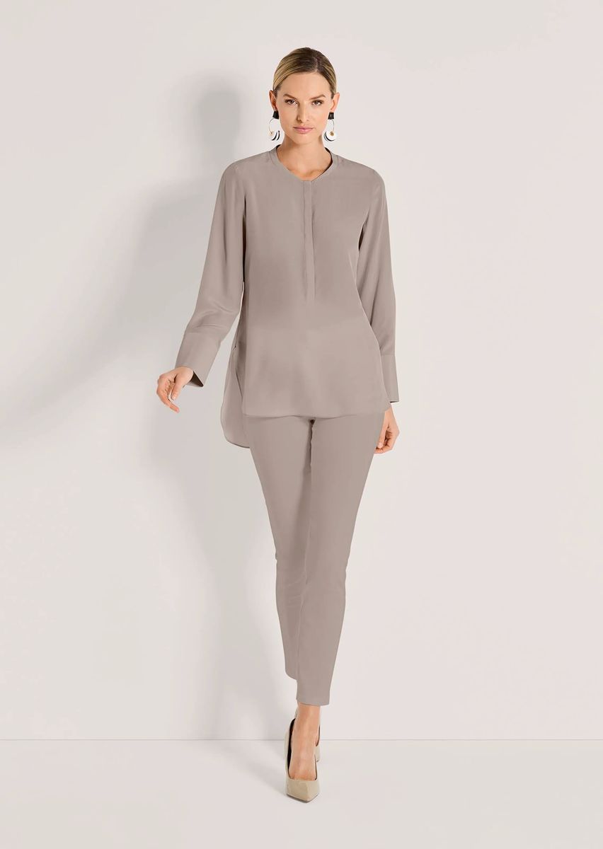 Lange kragenlose Seidenbluse