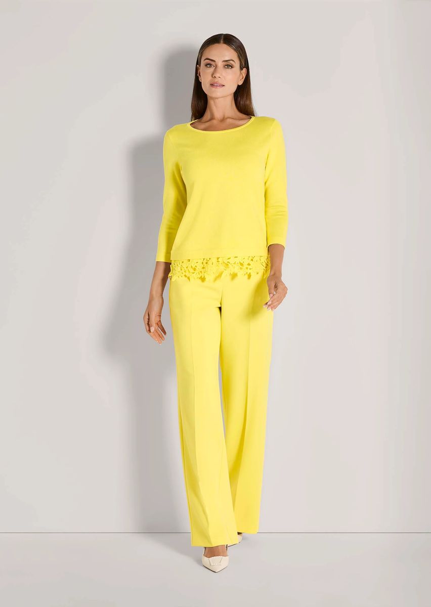 Taillierter Pullover mit Spitzensaum