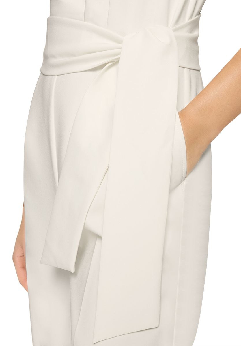 Eleganter ärmelloser, kurzer Jumpsuit mit Gürtel