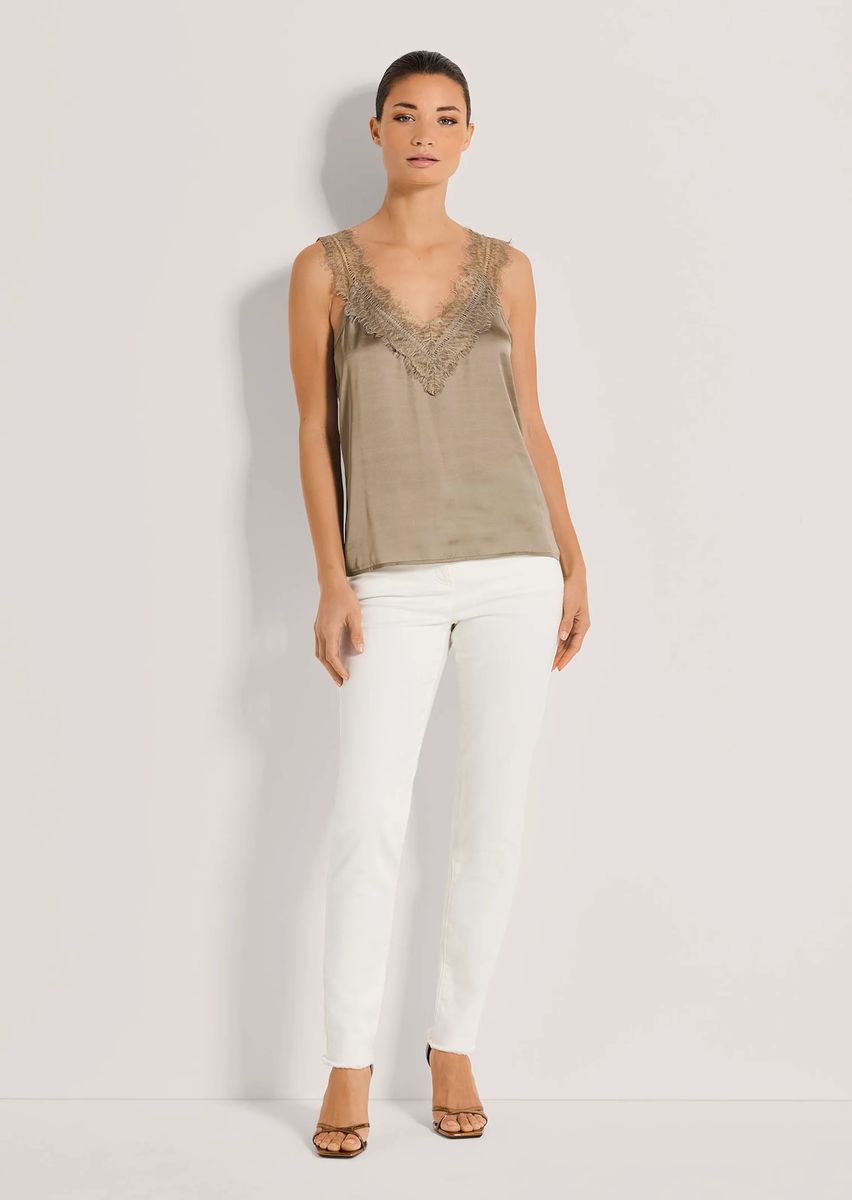 Elegantes Satintop mit Spitze