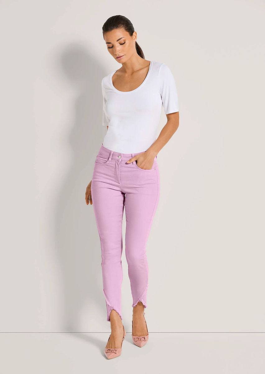 Schmale verkürzte Jeans mit Fransensaum