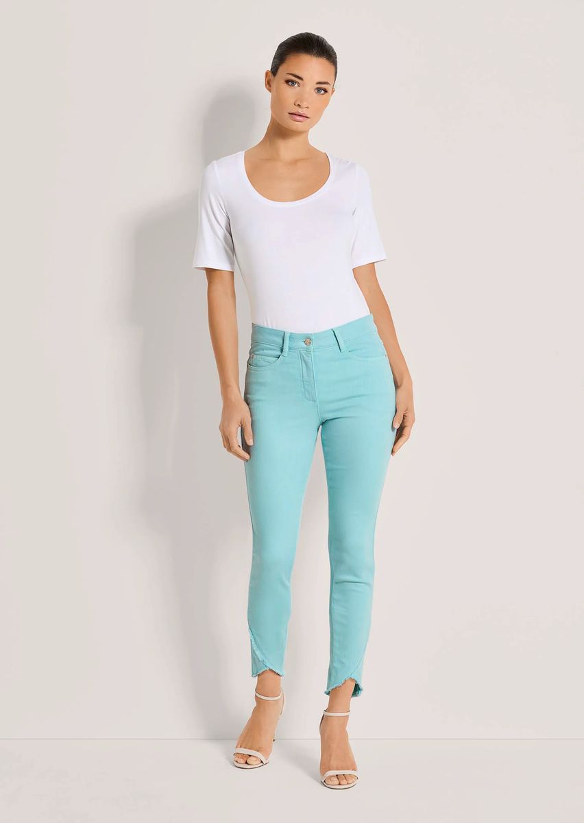 Schmale verkürzte Jeans mit Fransensaum