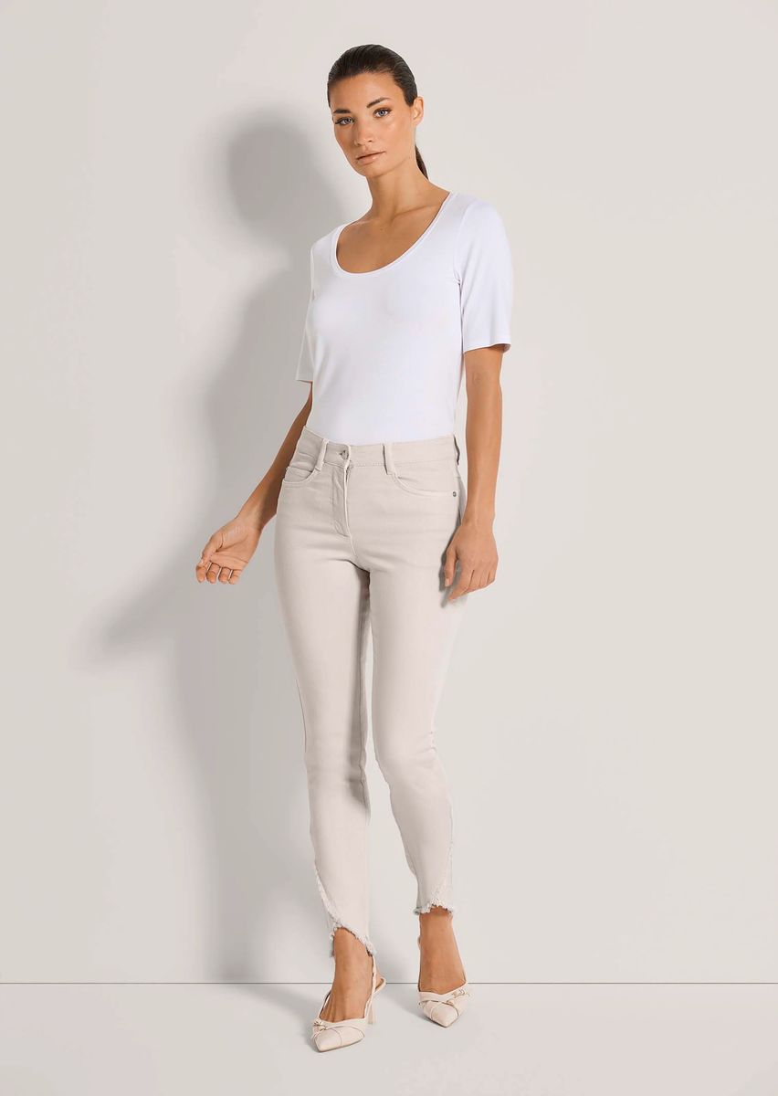 Schmale Cropped-Jeans mit Fransensaum