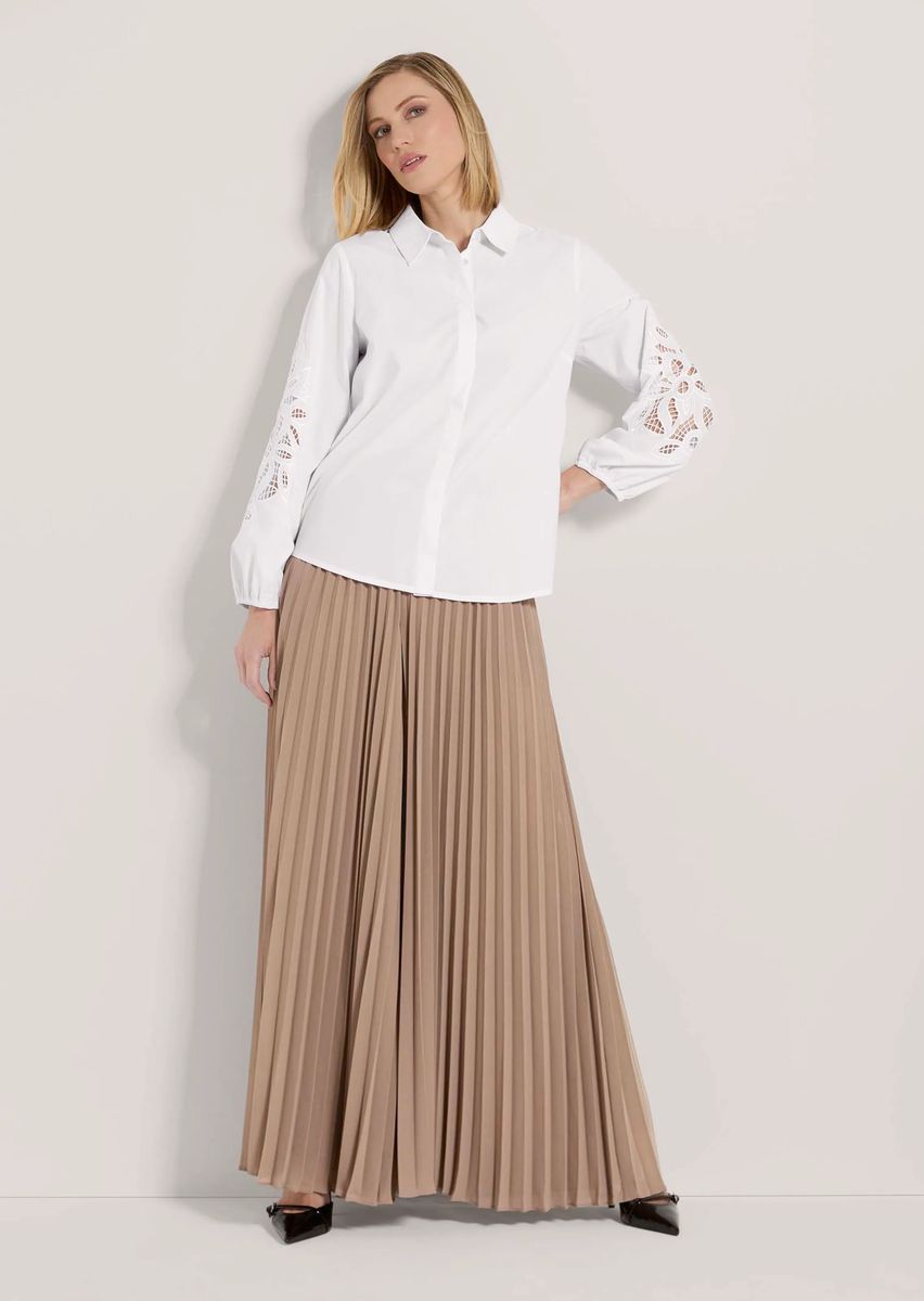 Elegante Hemdbluse mit Lochstickerei