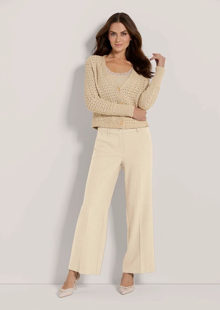 Kurze Strickjacke mit Lochmuster