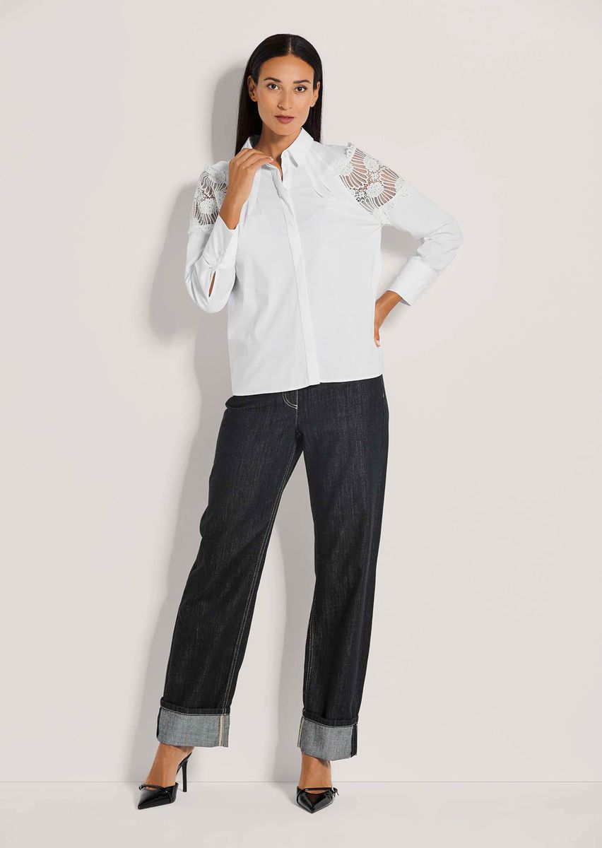 Hemdbluse mit Spitzenbesatz an Schultern