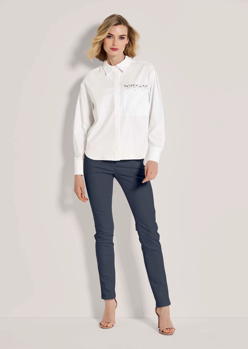 Weiße Bluse mit Strass-Tasche