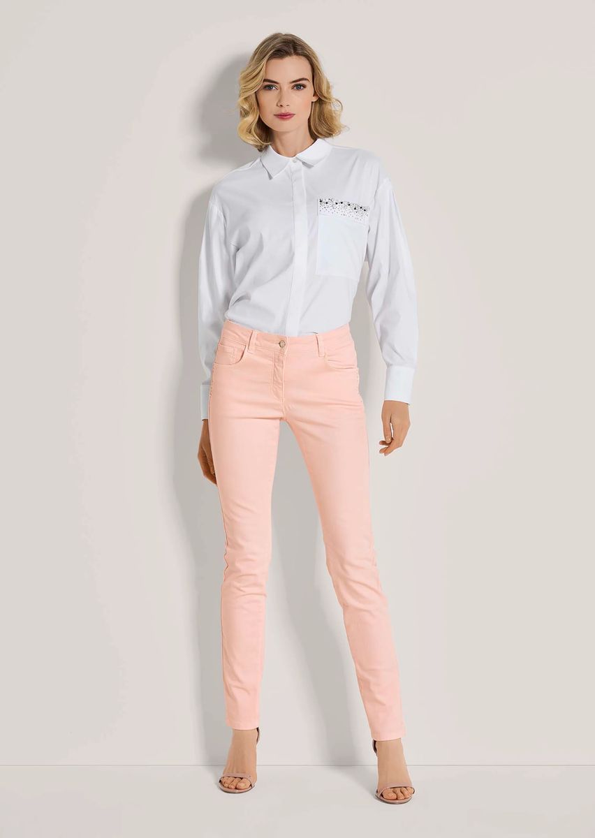 Schlanke Jeans mit Strass-Akzenten