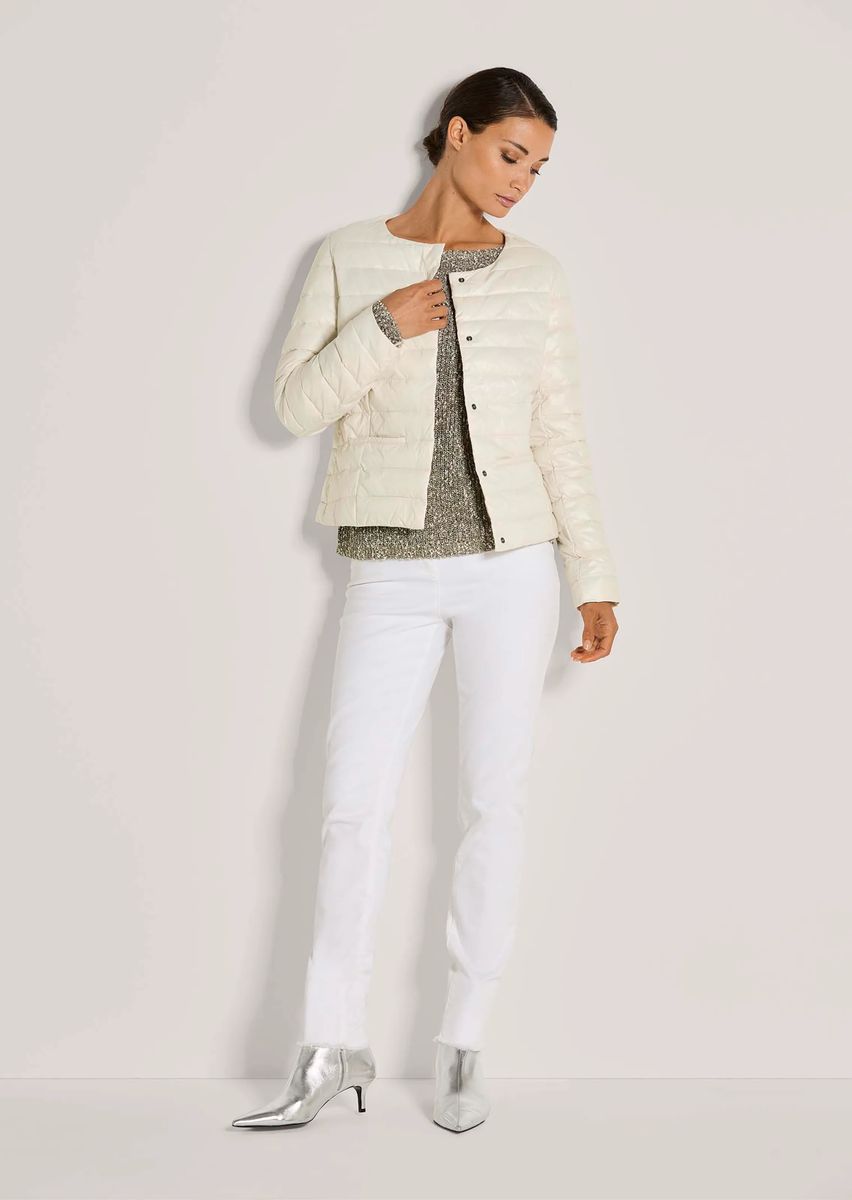 Kurze kragenlose Steppjacke