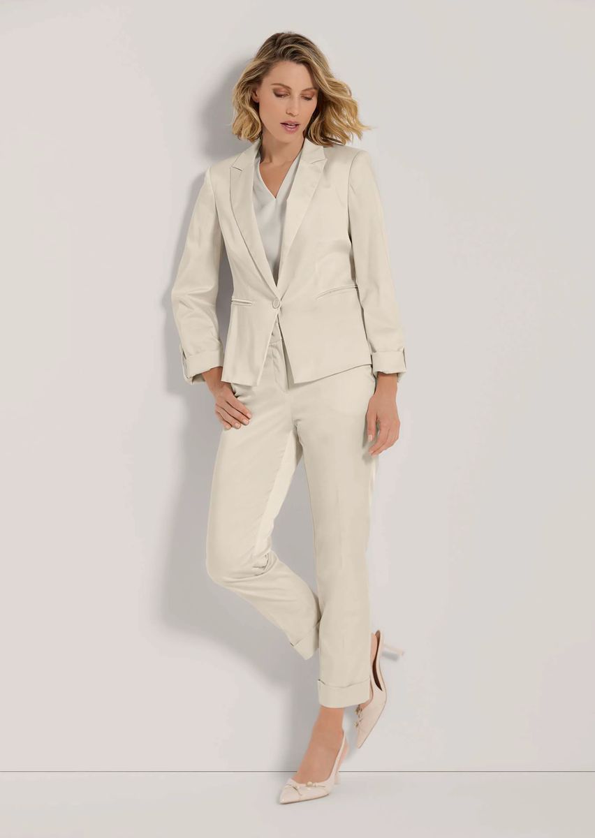 Kurzer taillierter Blazer mit Glanzeffekt