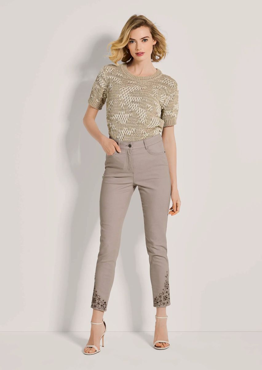 Schlanke Five-Pocket-Hose mit Lochstickerei