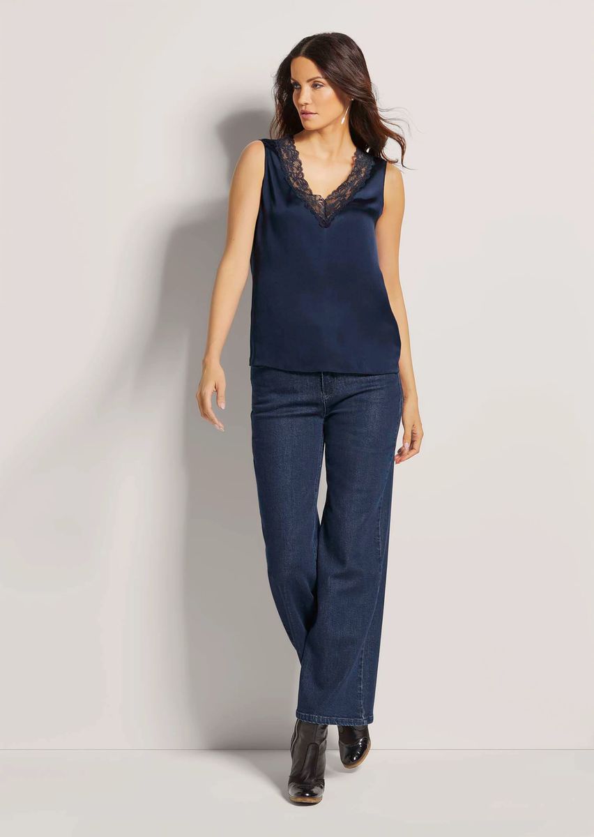 Elegantes Seidentop mit Spitze