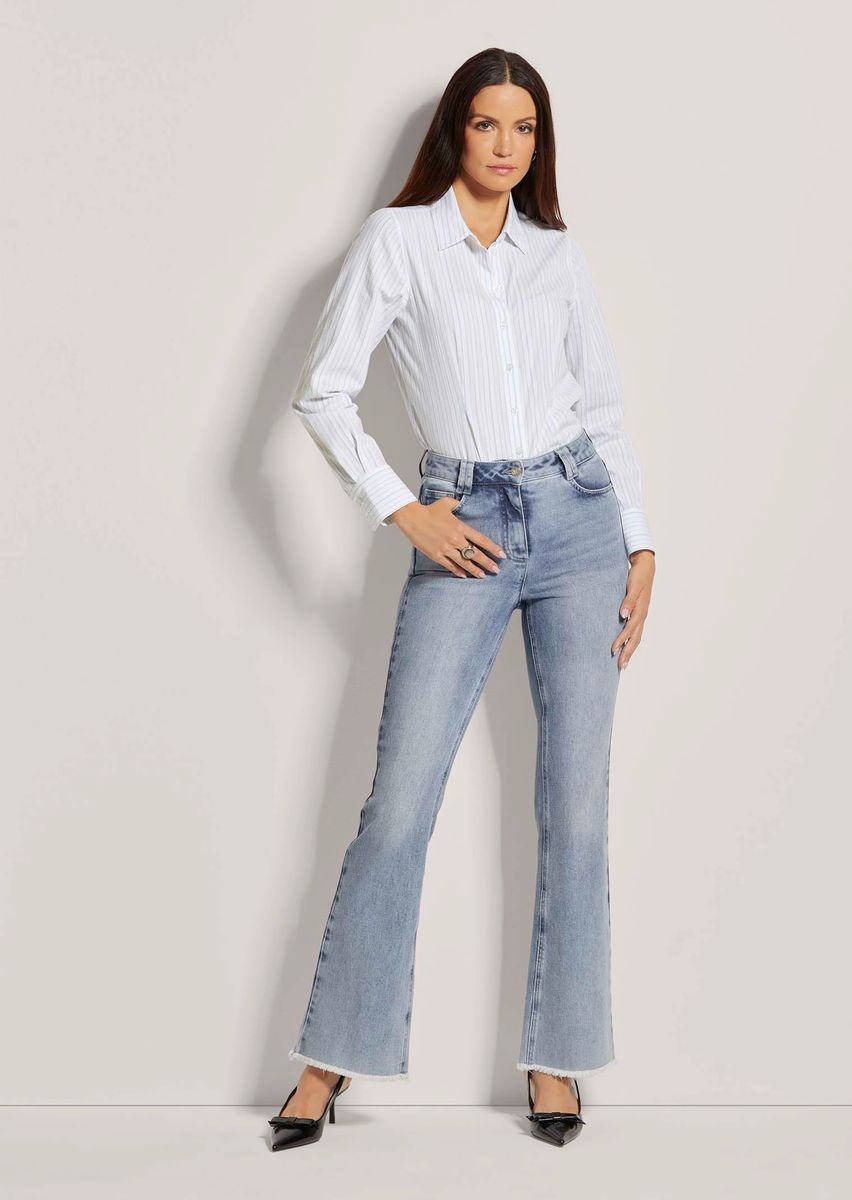 Leicht ausgestellte Jeans mit Fransensaum