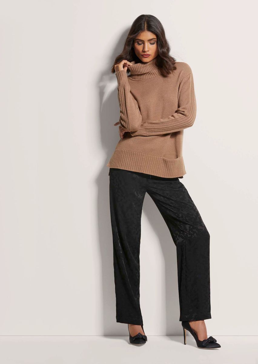 Weicher Rollkragenpullover mit Rippstrick-Details