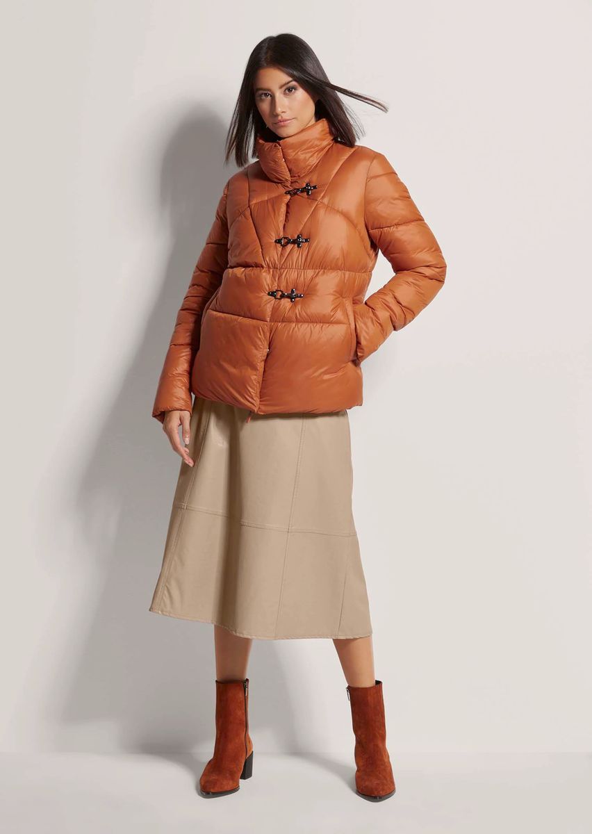 Kurze Steppjacke mit Knebelverschlüssen