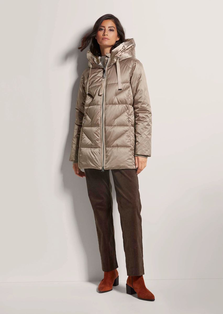Metallische wattierte Steppjacke mit Kapuze