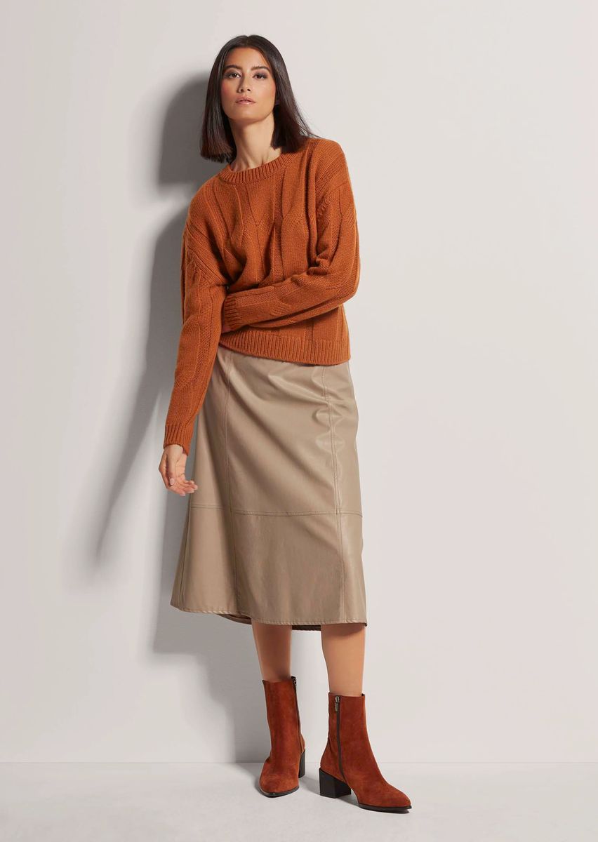 Kurzer Rollkragenpullover mit Zopfmuster