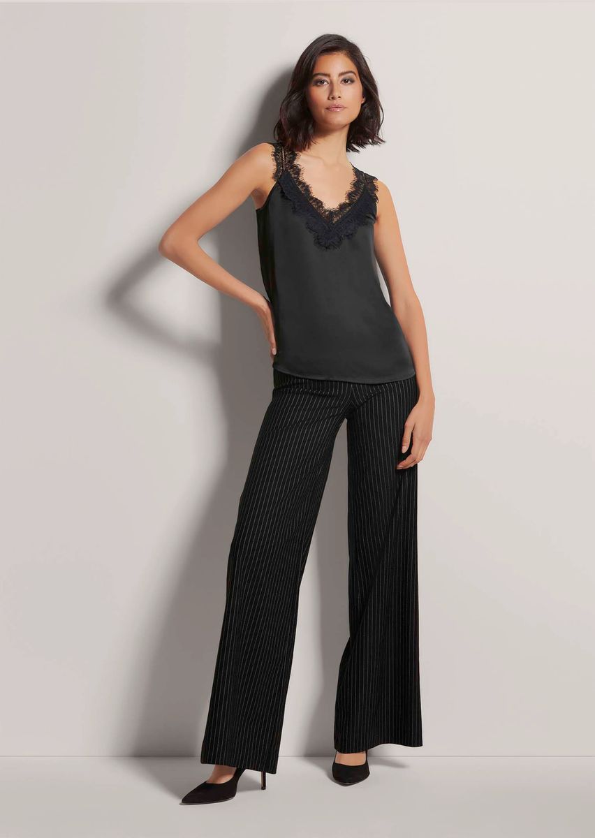 Elegantes Satin-Top mit Spitzenbesatz
