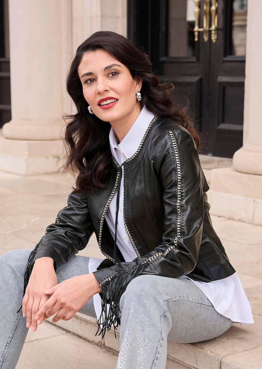 Taillierte Lederjacke mit Kettenbesatz