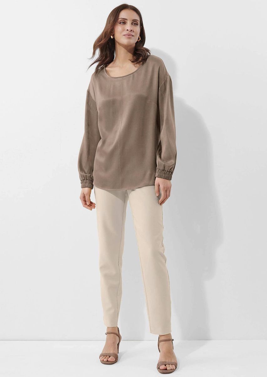 Elegante fließende Satin-Bluse