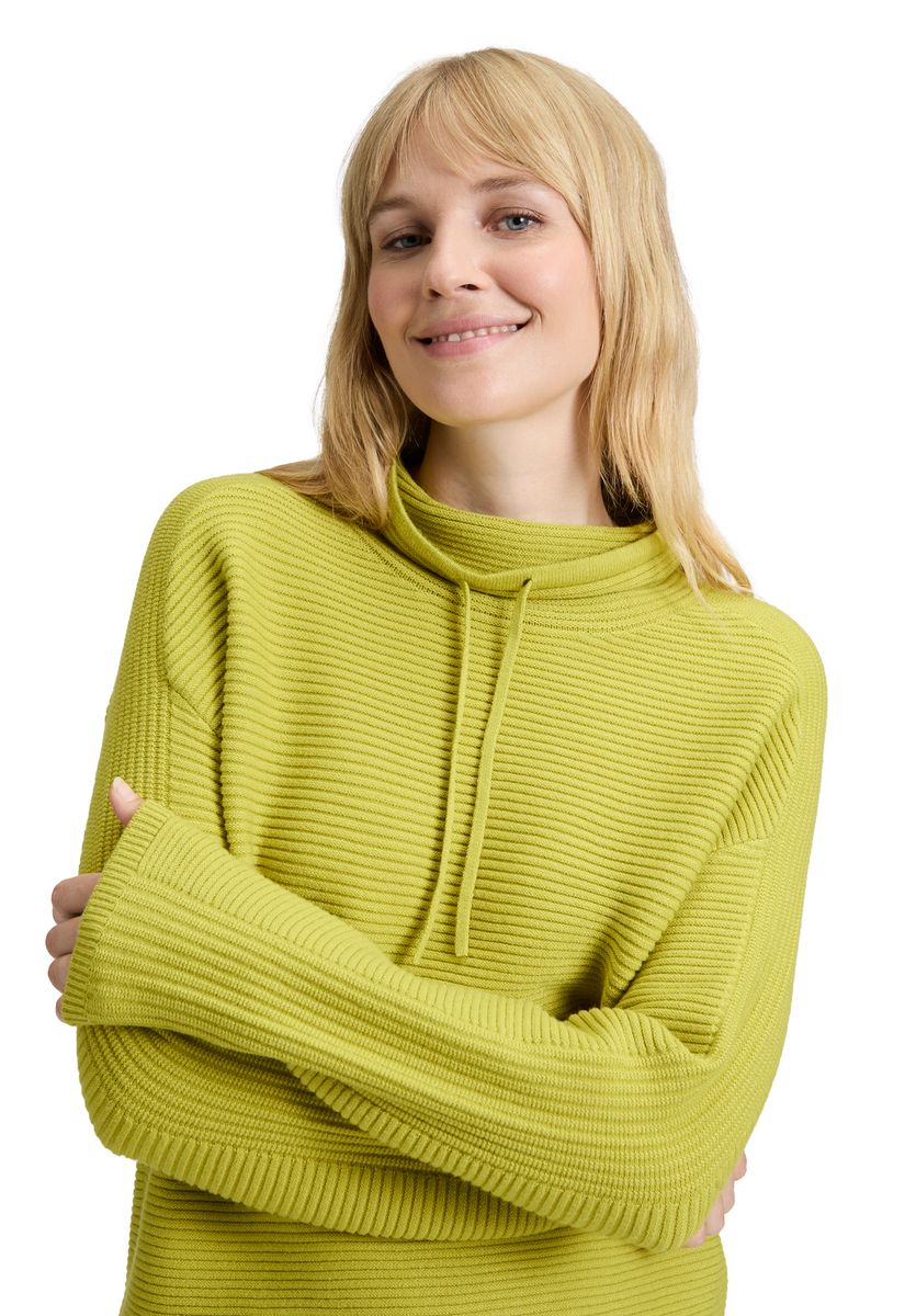 Gerippter Strickpullover mit Stehkragen