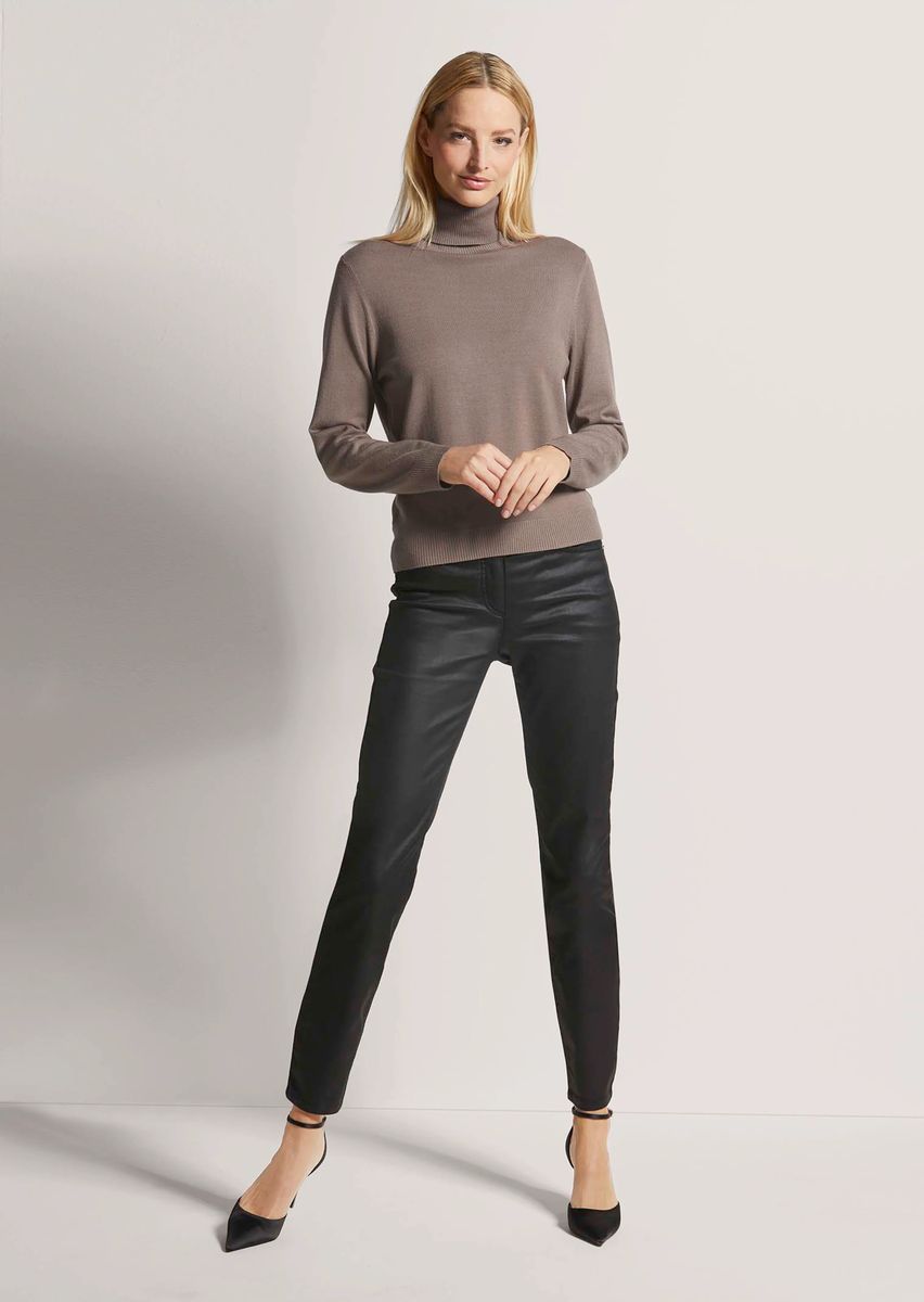 Figurnaher Feinstrick-Rollkragenpullover