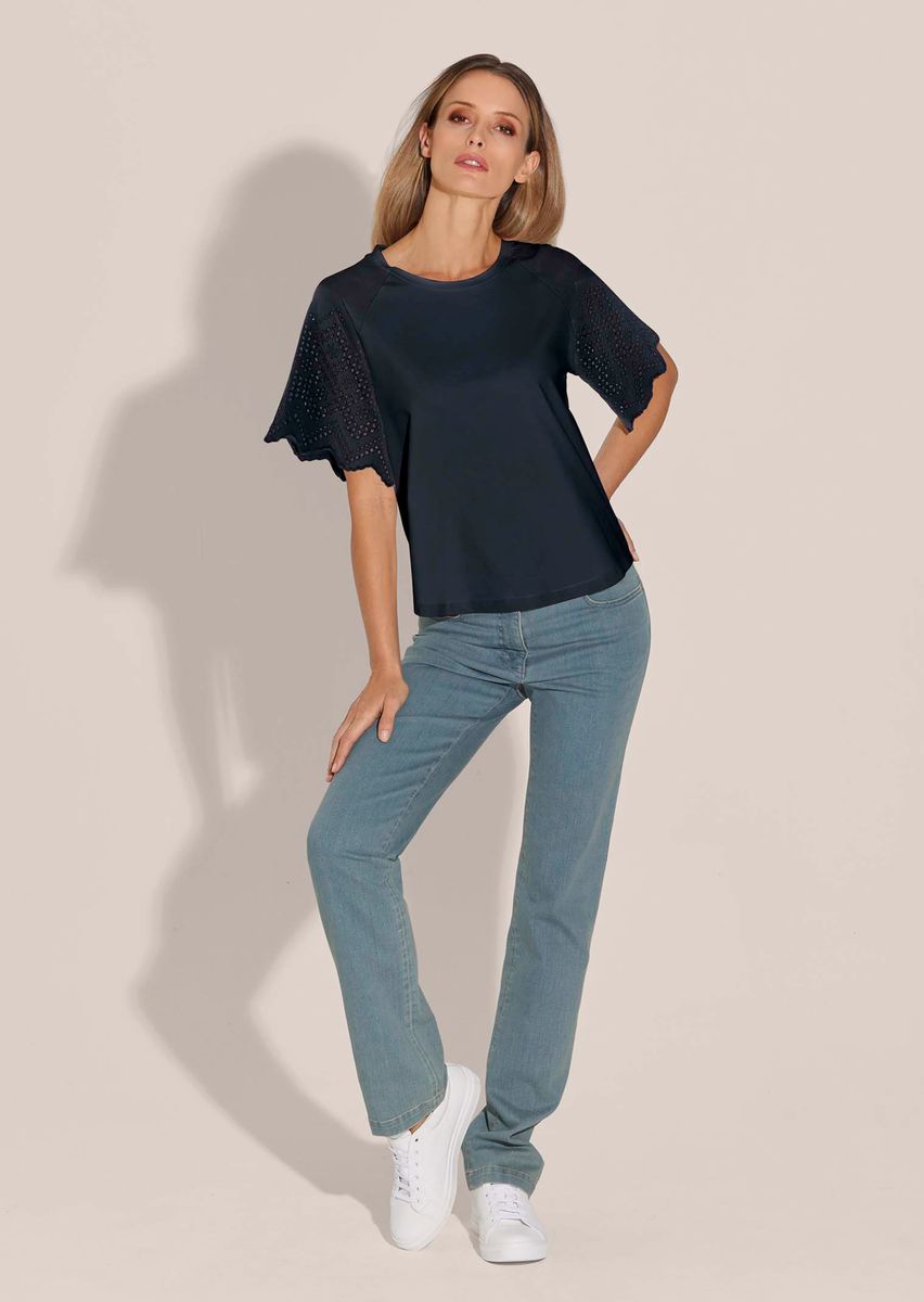 Kurzes Blusenshirt mit Lochstickerei