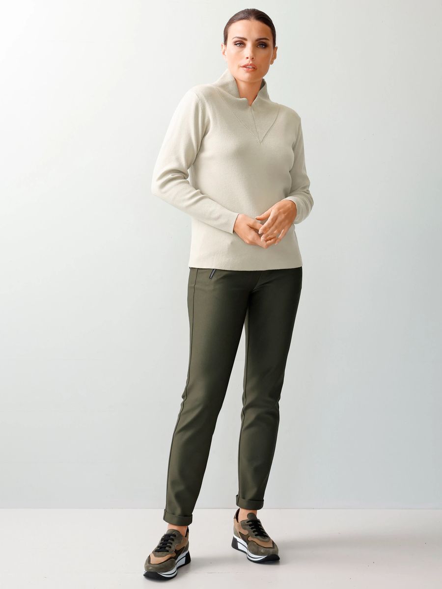 Feinstrickpullover mit eingekerbtem V-Ausschnitt