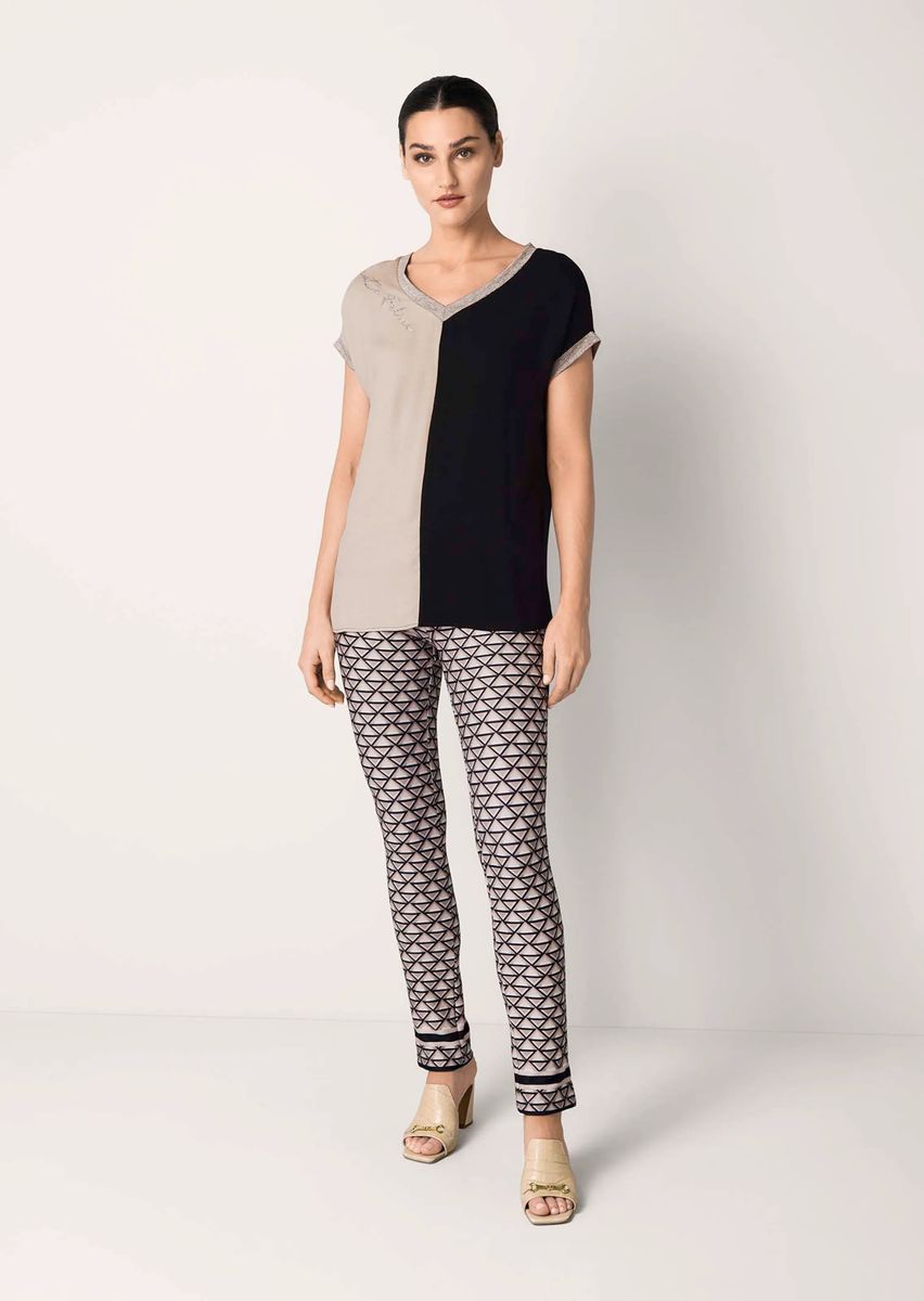Zweifarbiges Colourblock-Shirt mit V-Ausschnitt