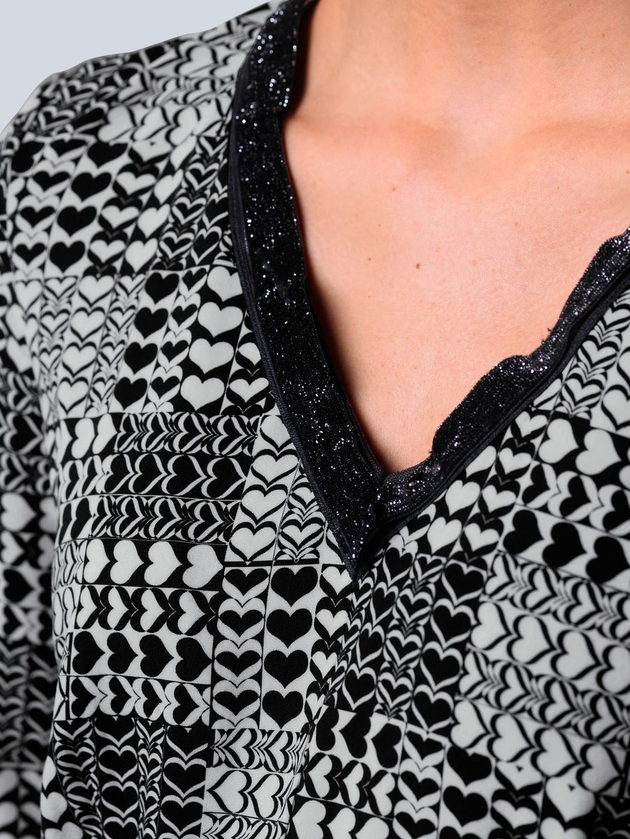 Kleid mit Herzchendruck und Glitzer-Ausschnitt