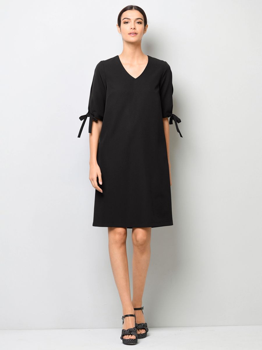 Minimalistisches Shiftkleid mit V-Ausschnitt