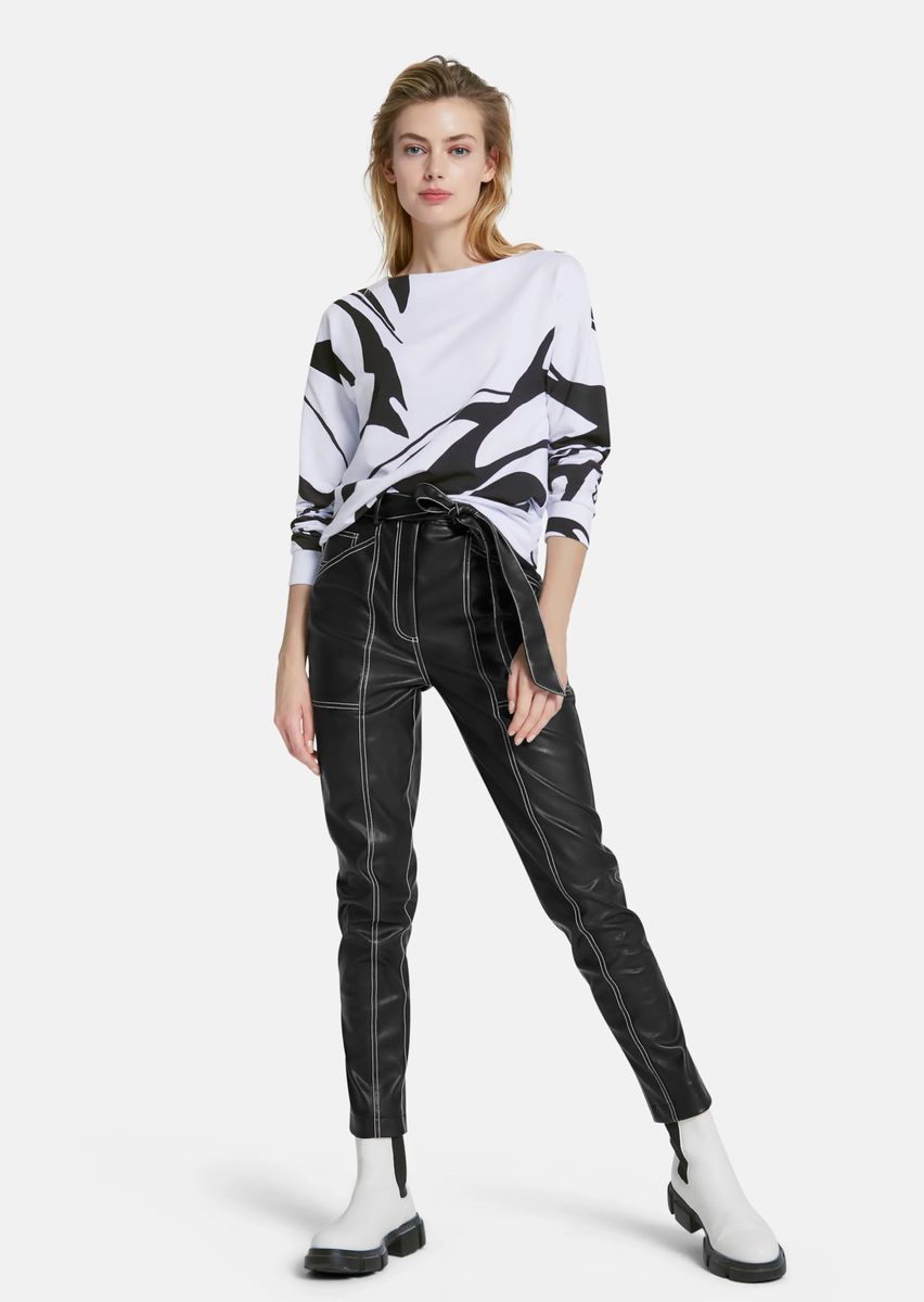 Kunstlederhose mit markanten Kontrastnähten