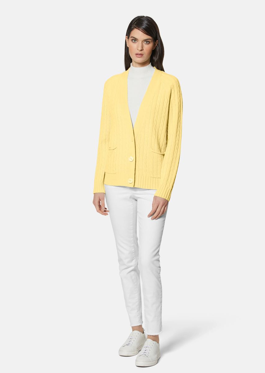 Klassische Strickjacke mit Zopfmuster