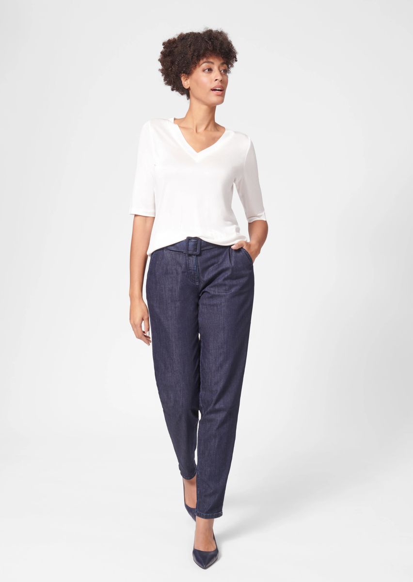 Karottenjeans mit hohen Bundfalten