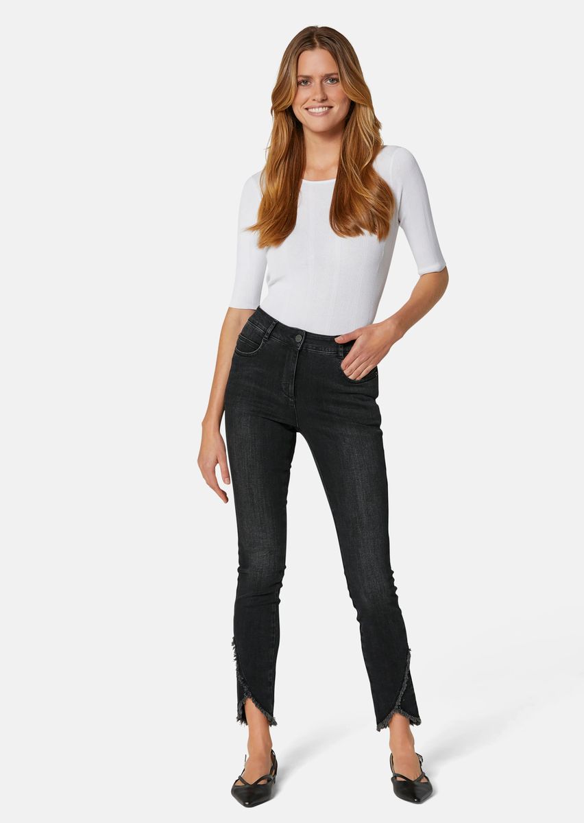 Schmale verkürzte Jeans mit Fransensaum