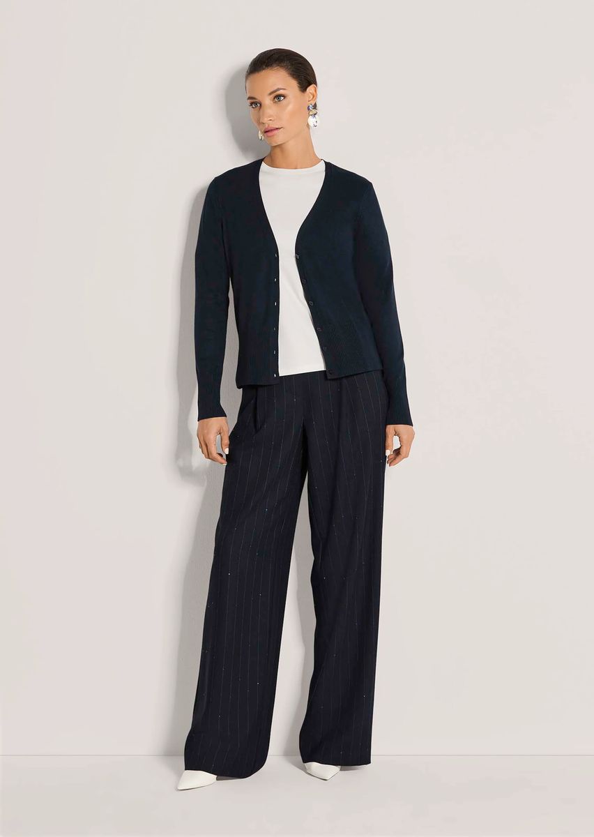 Klassische Strickjacke mit V-Ausschnitt