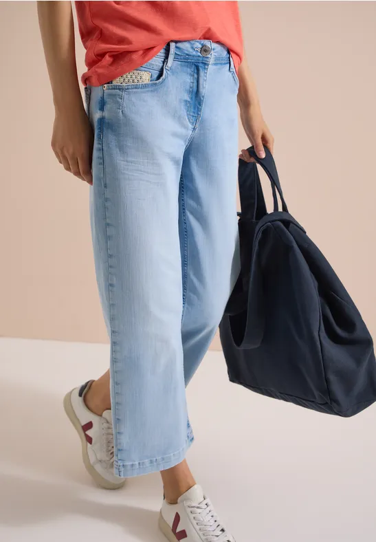 Weite Jeans mit Häkel-Detail
