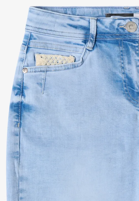 Weite Jeans mit Häkel-Detail