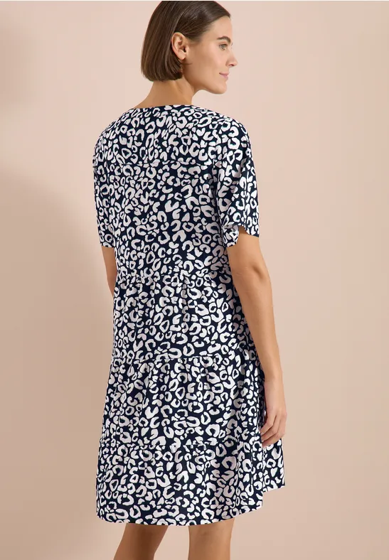 Etagenkleid mit Tierprint aus Krepp