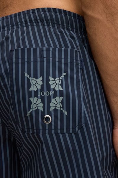 Klassische gestreifte Badeshorts
