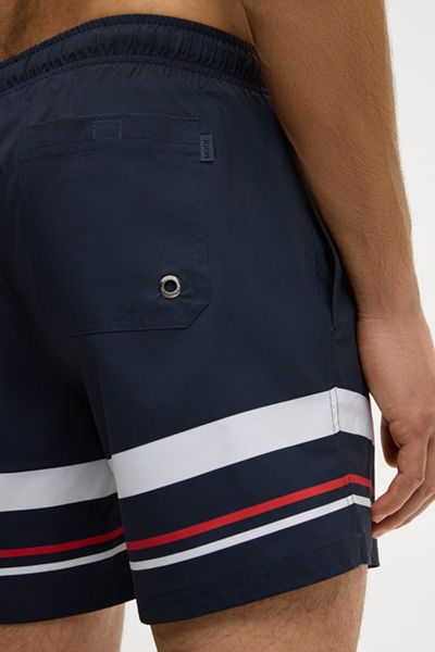Klassische gestreifte Badeshorts