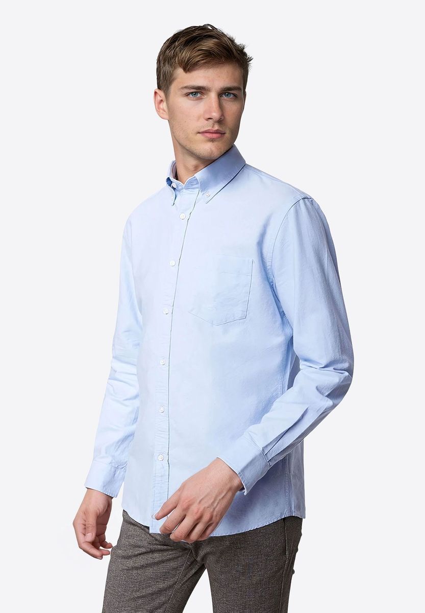 Klassisches hellblaues Oxford-Hemd