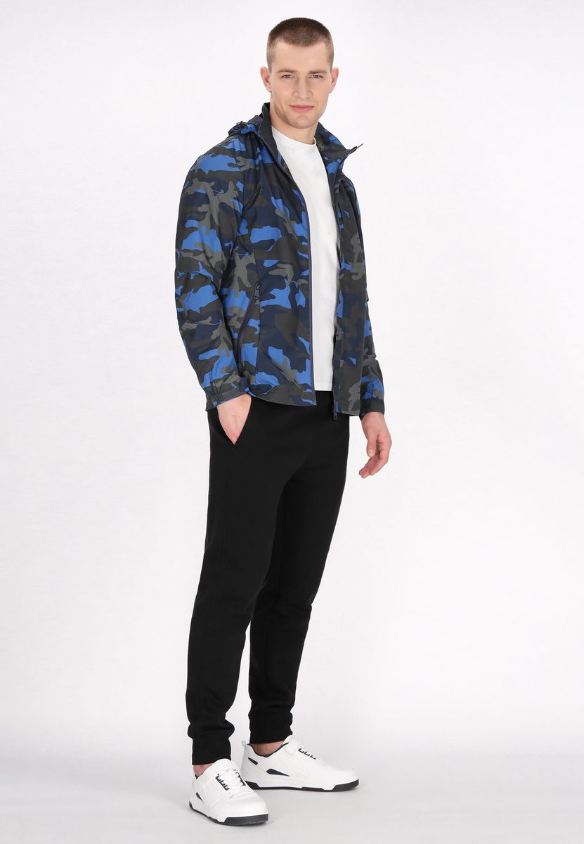 Kapuzen-Windbreaker mit Camouflage-Muster