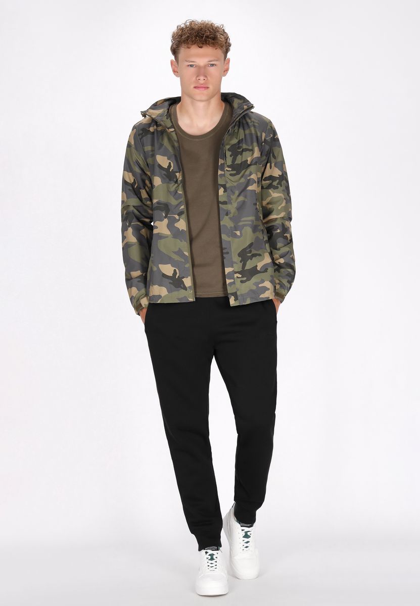 Camouflage-Windbreaker mit Kapuze